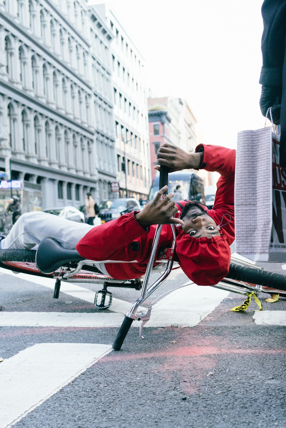 homme portant une veste rouge