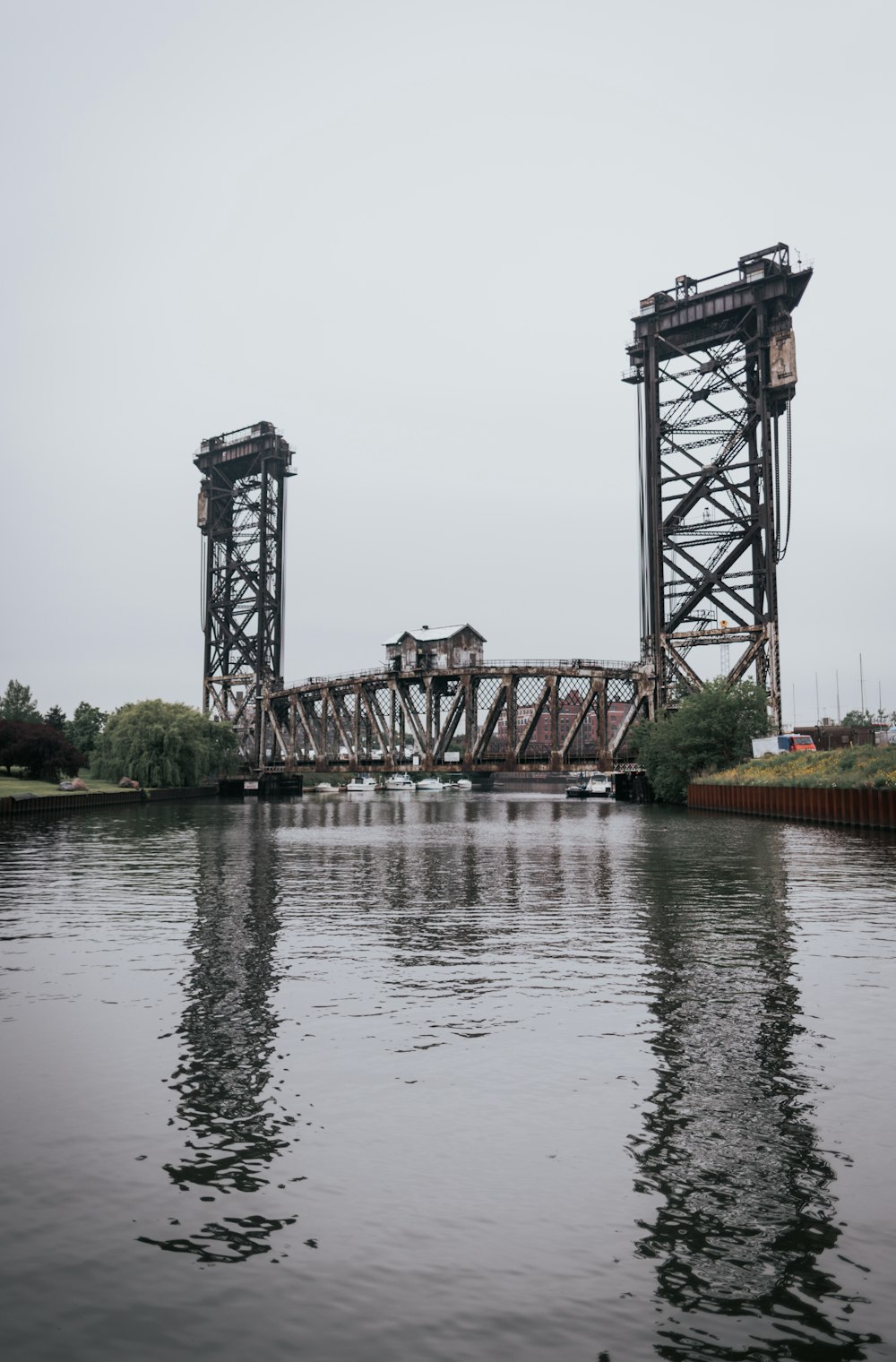 灰色の鋼鉄橋