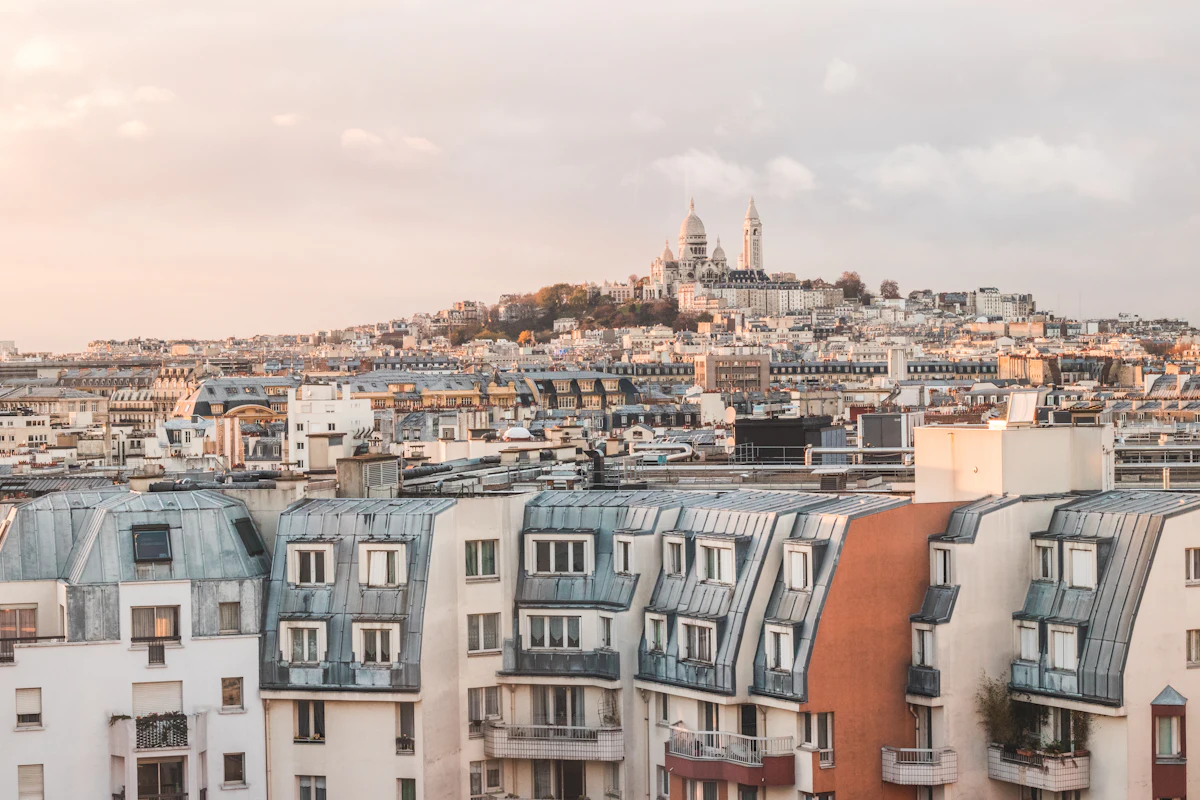 Telhados de Paris com o Sacré-Cœur ao fundo