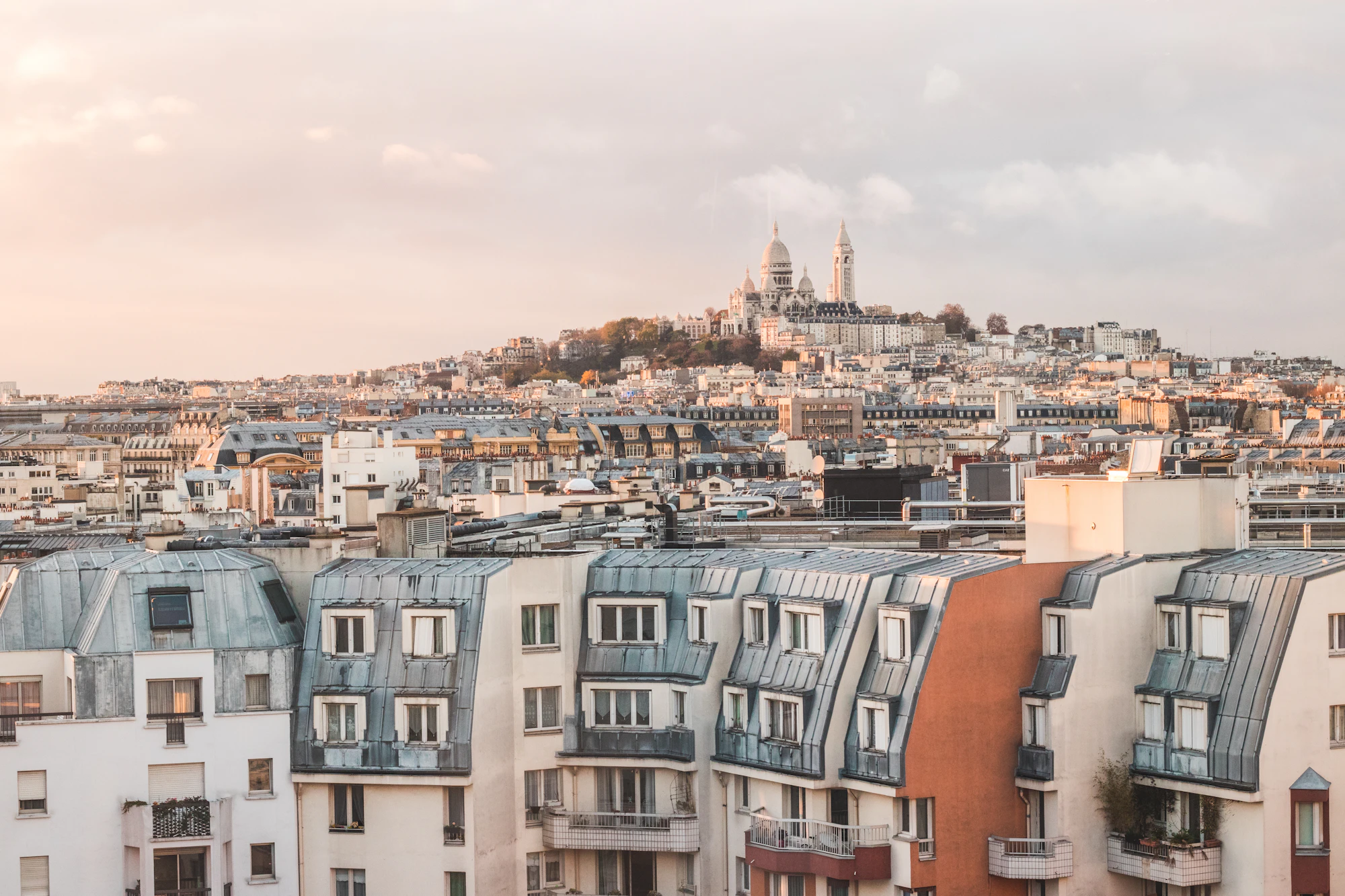 Toits de Paris et butte Montmartre avec le Sacré-Cœur