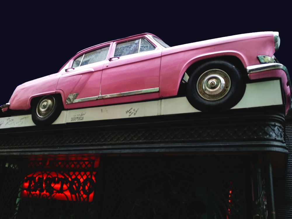 ピンクのセダン車のおもちゃ