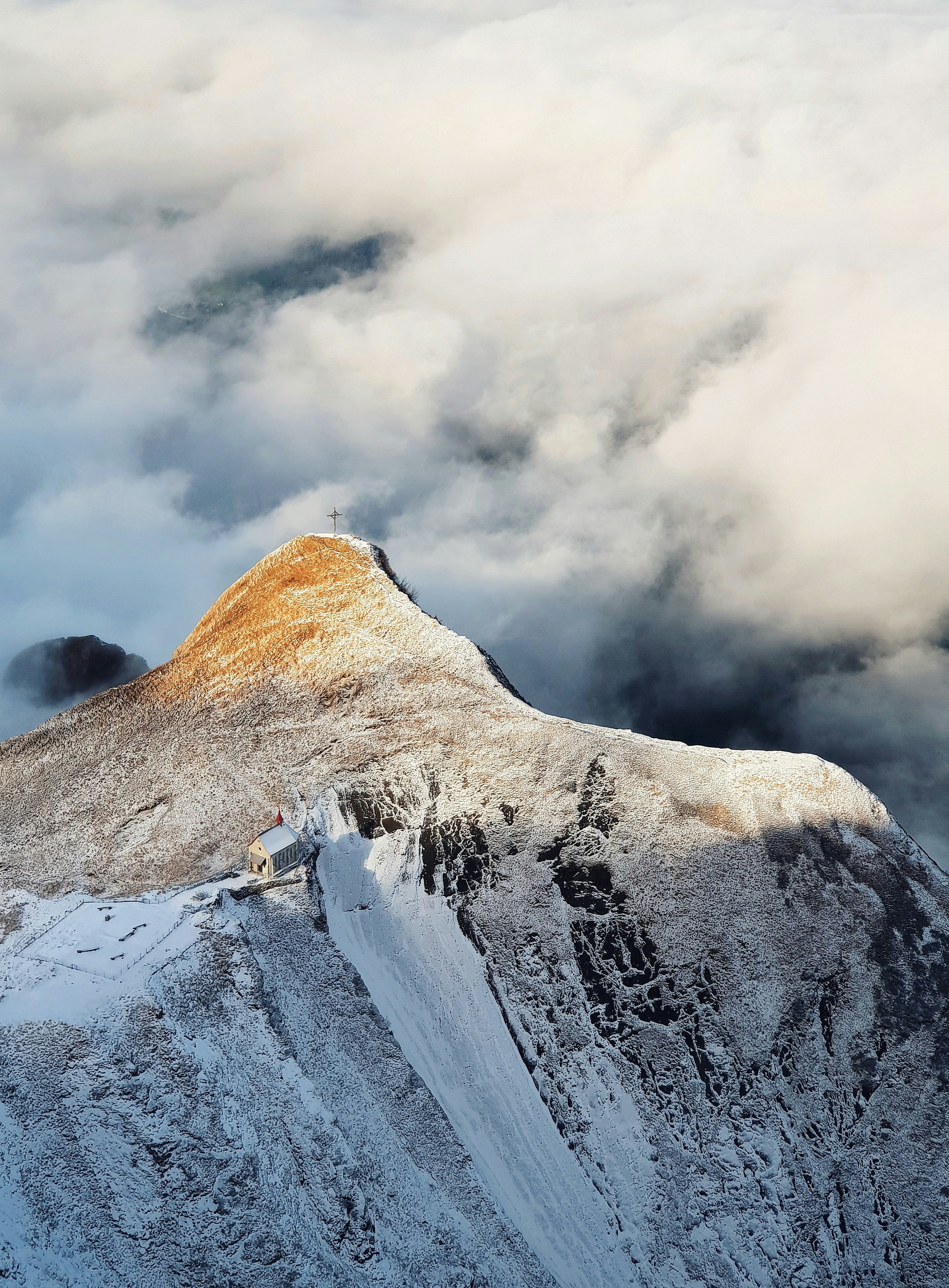 Berg unter bewölktem Himmel während des Tages