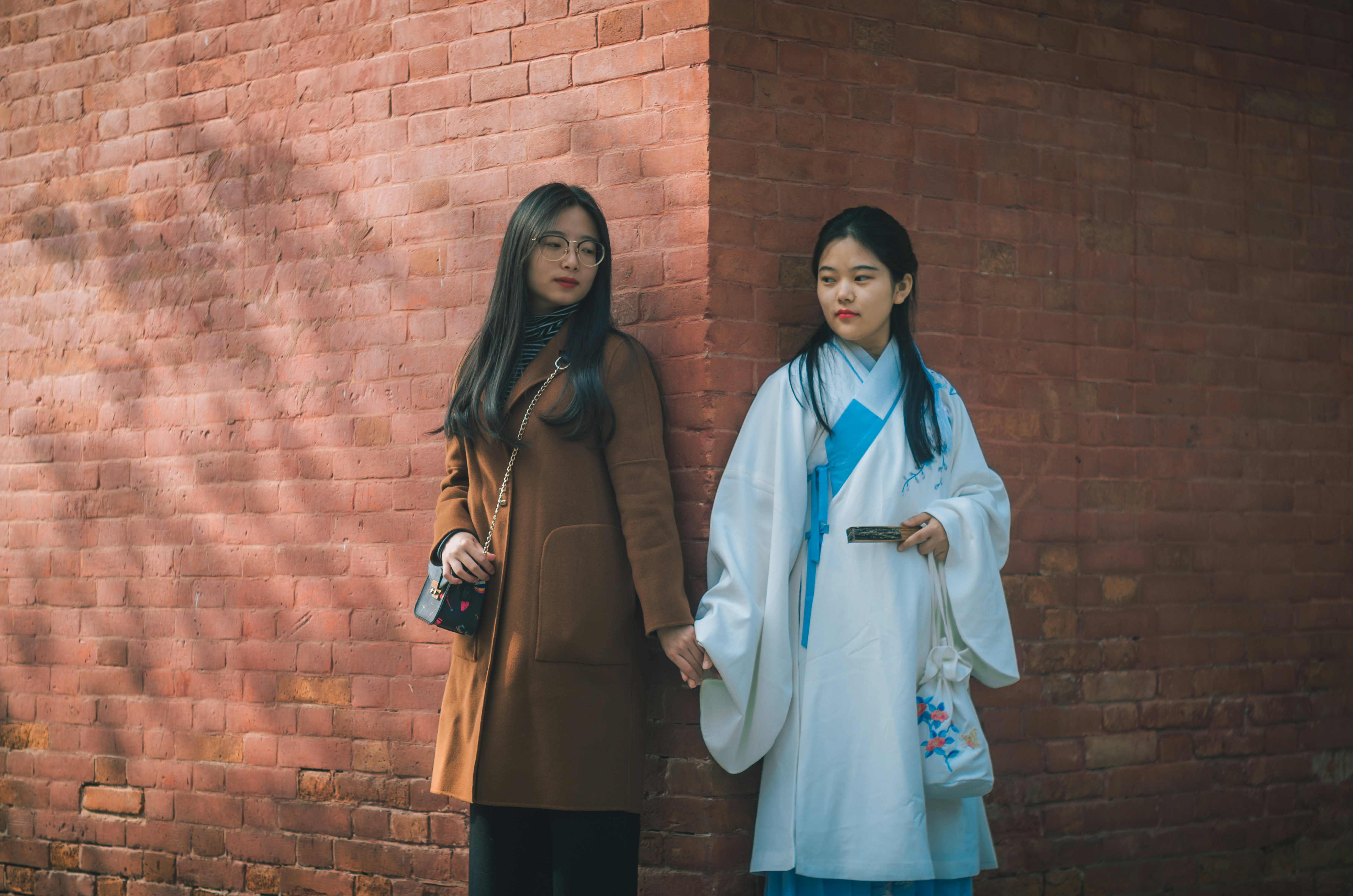 외국인이 세무 상담사와 함께 세금 비교표를 보며 상담하는 모습