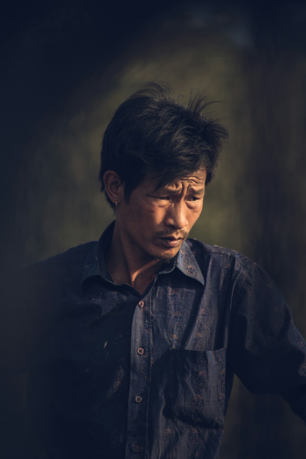 man wearing blue button-up shirt