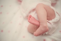 Prematüre bebeğin minik ayaklarının yakın plan fotoğrafı