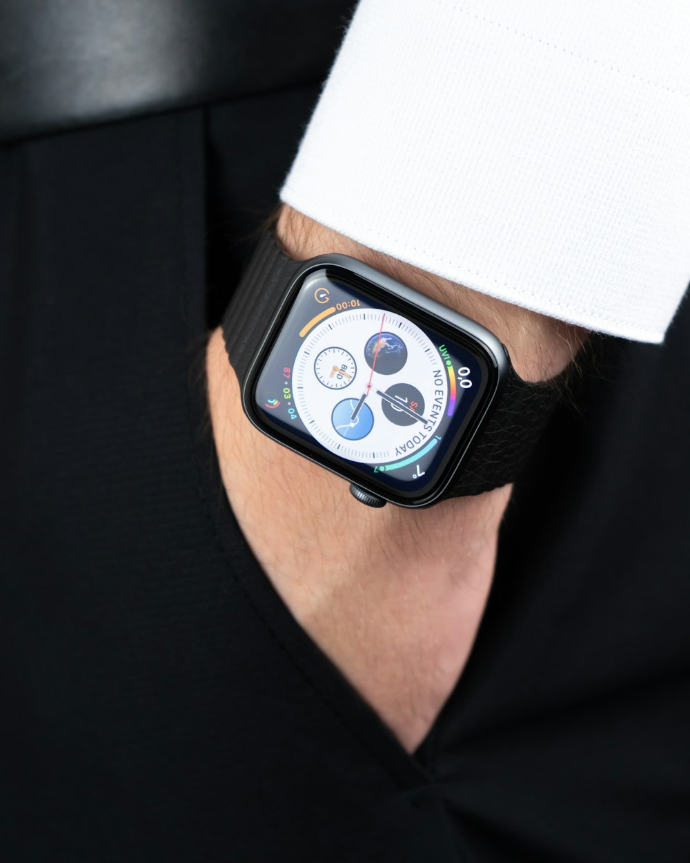 homem vestindo Apple Watch