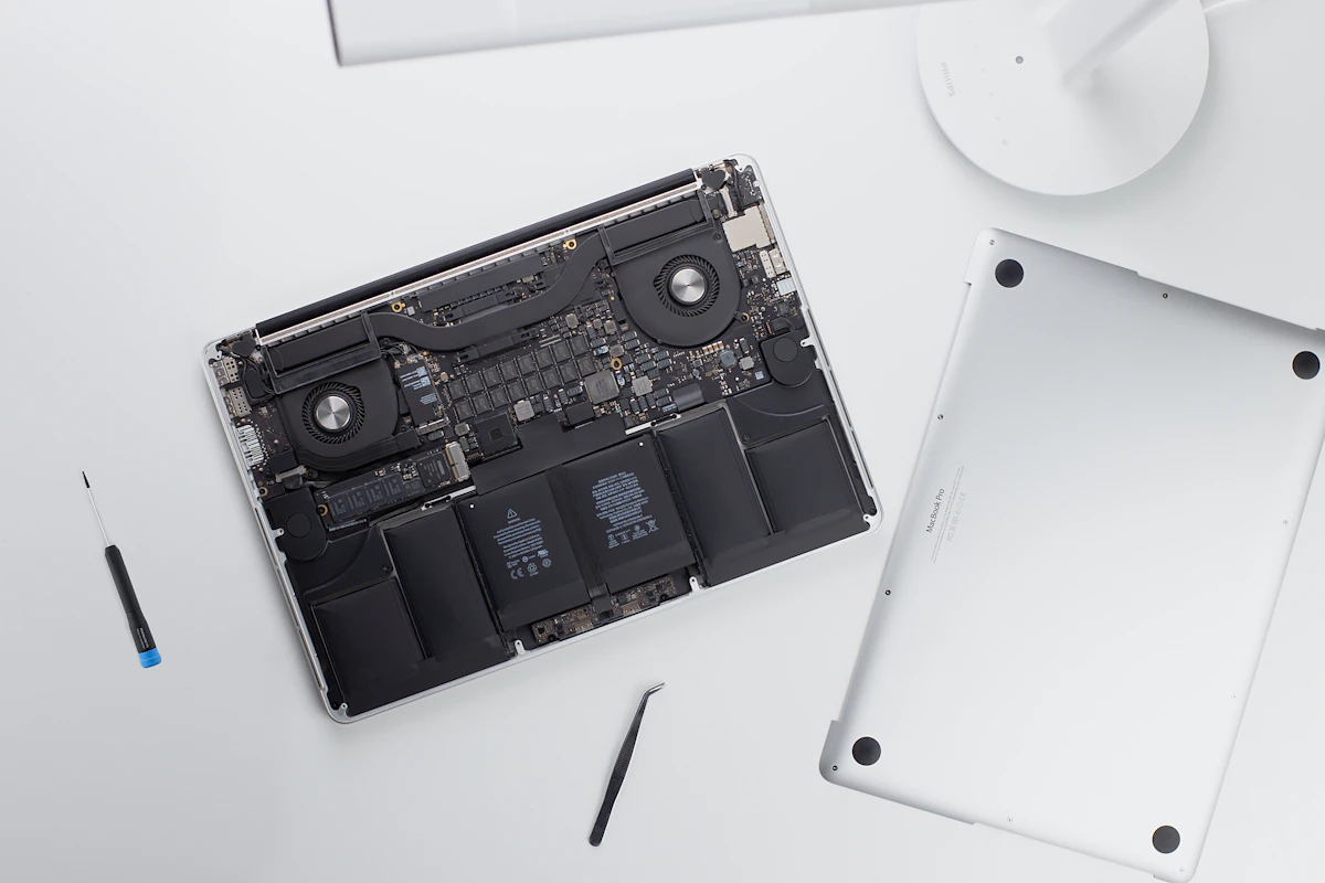 Apple Launches New MacBook Pro with Touchscreen and OLED