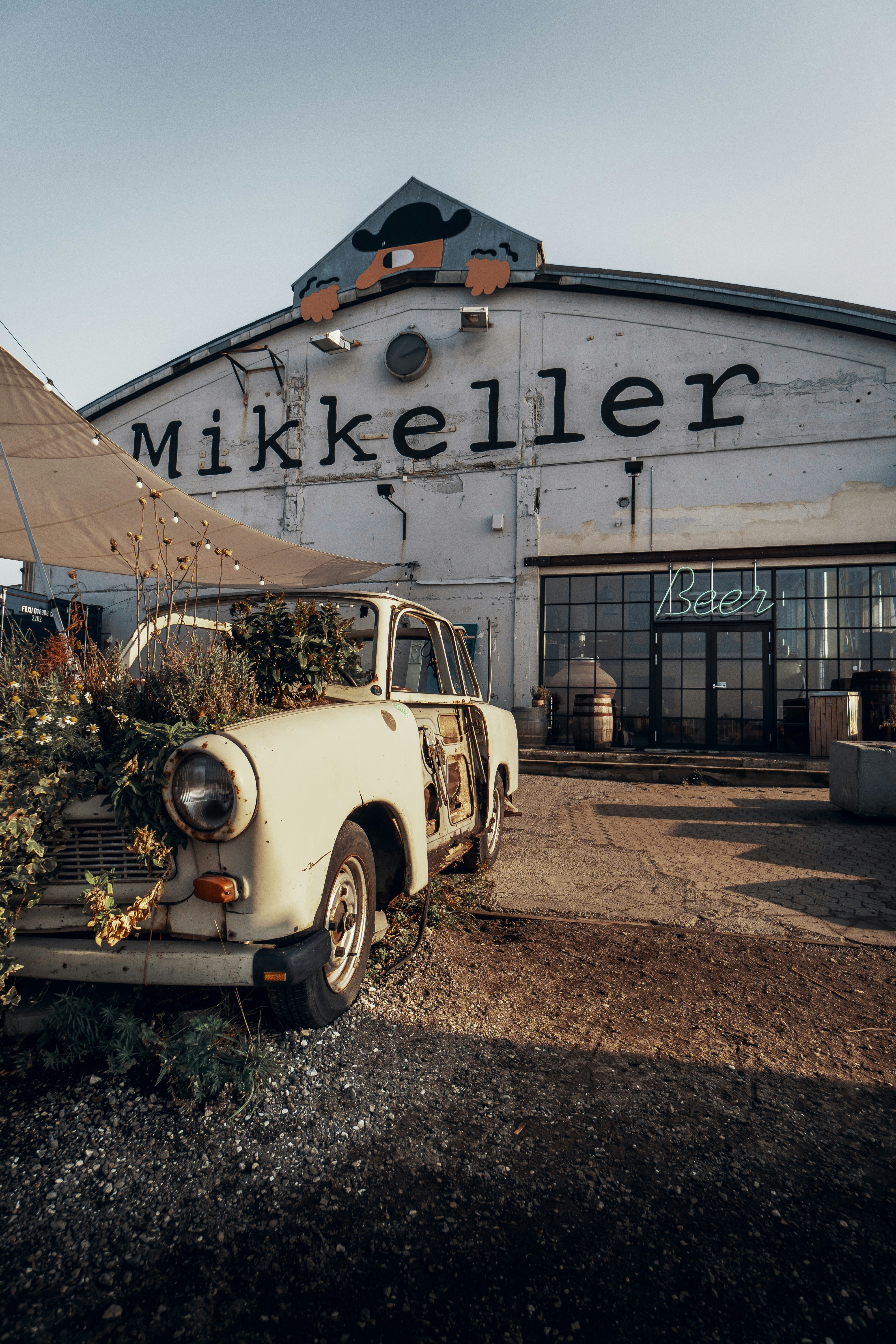 weißes Coupé in der Nähe des Mikkeller-Gebäudes geparkt