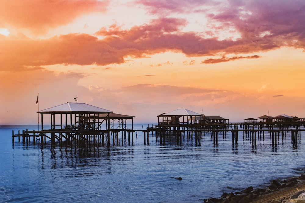 Sombra en el océano con muelle