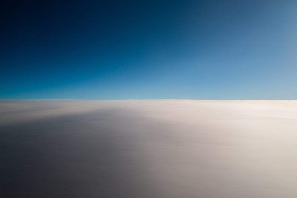 Formation de nuages blancs sous un ciel bleu