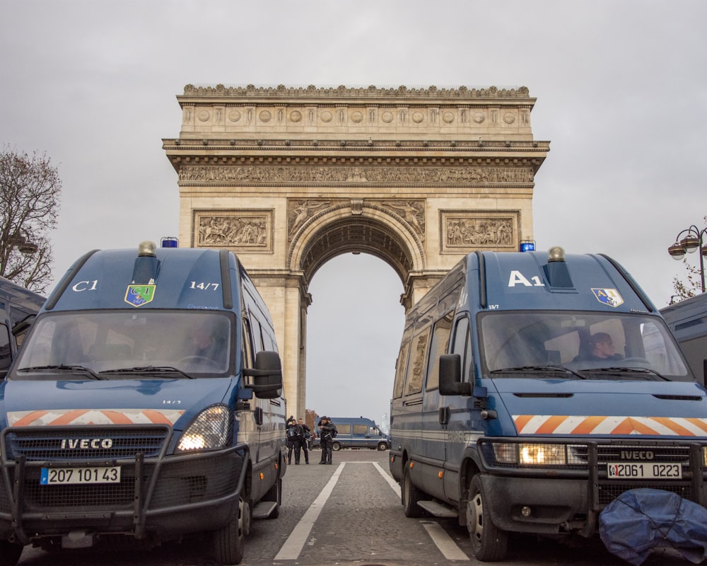 two blue vans near arc de triomphe