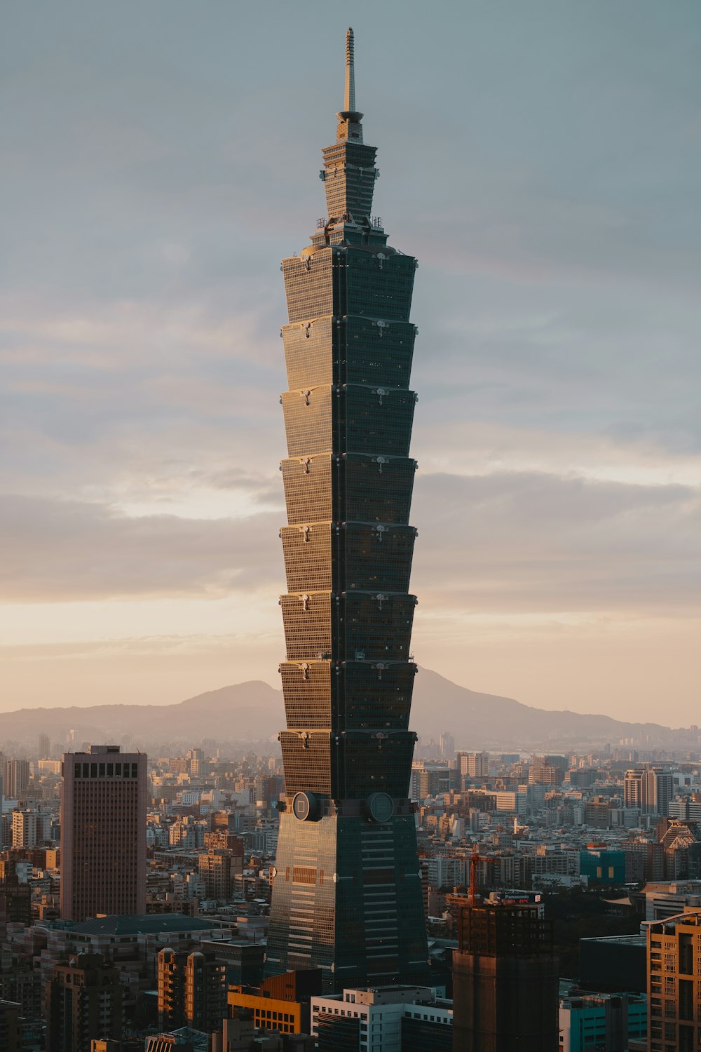 Edificio de hormigón de gran altura marrón bajo cielo gris