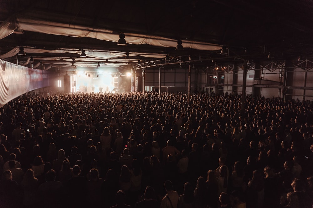 Menschen im Gebäude mit auftretender Gruppenband