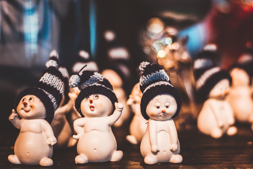 bokeh photography of snowman figurines