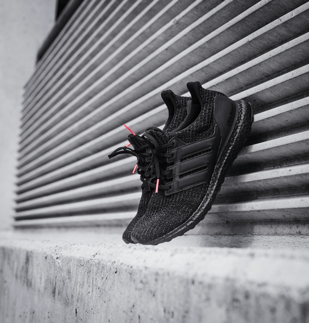 Foto Par de sapatos Adidas Ultra Boost pretos – Imagem de Calçado grátis no  Unsplash