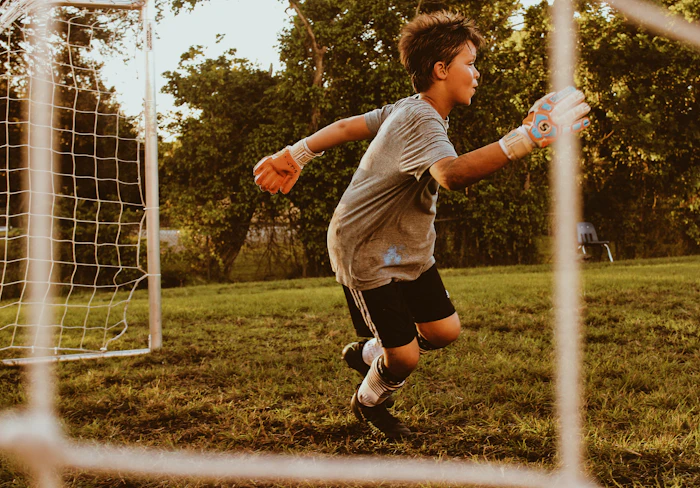 Menino jogando futebol