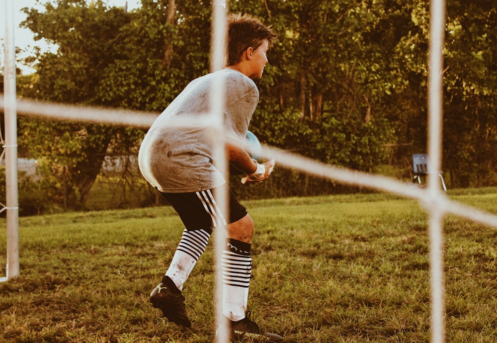 Niño jugando al fútbol