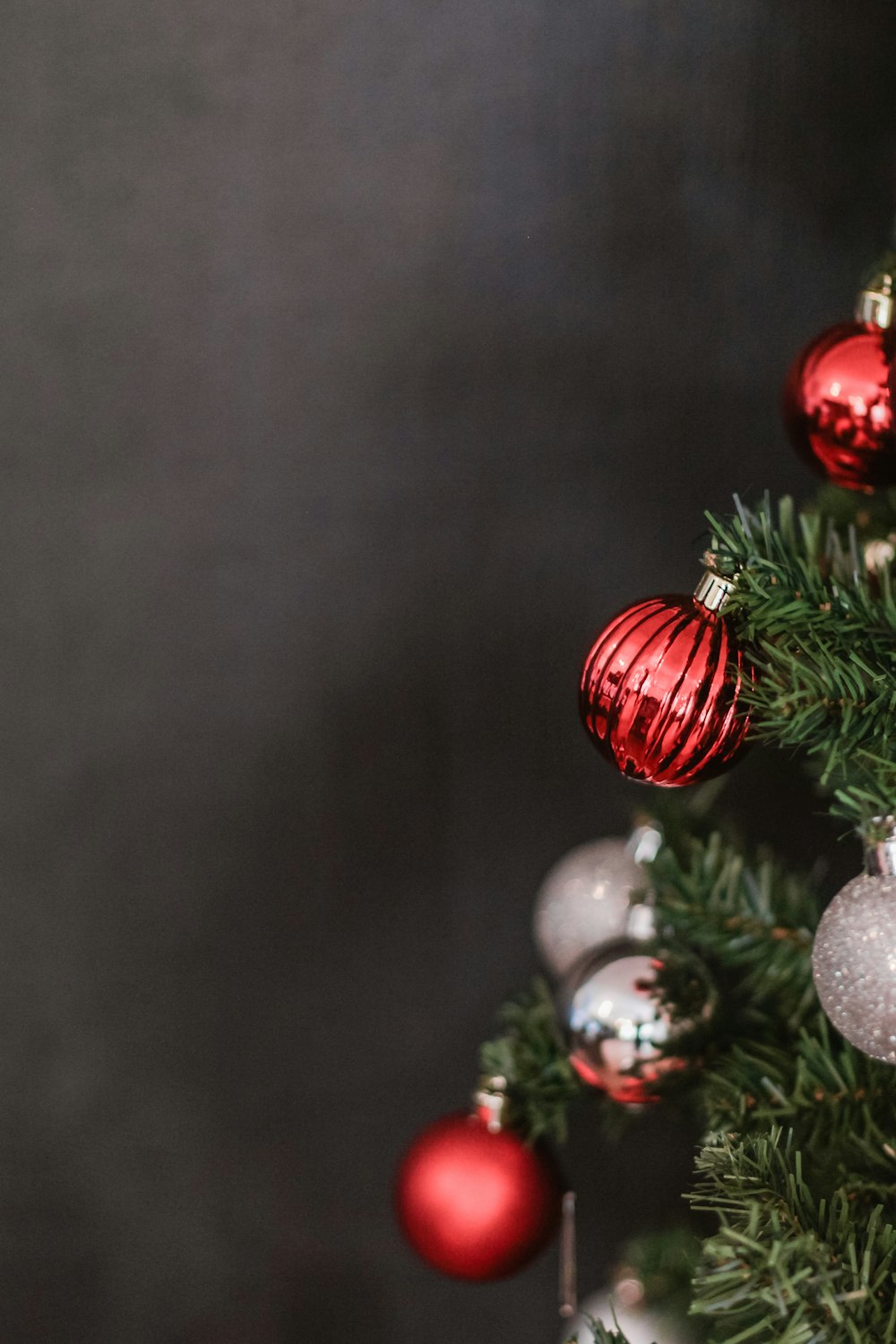 Adornos rojos y plateados en el árbol navideño