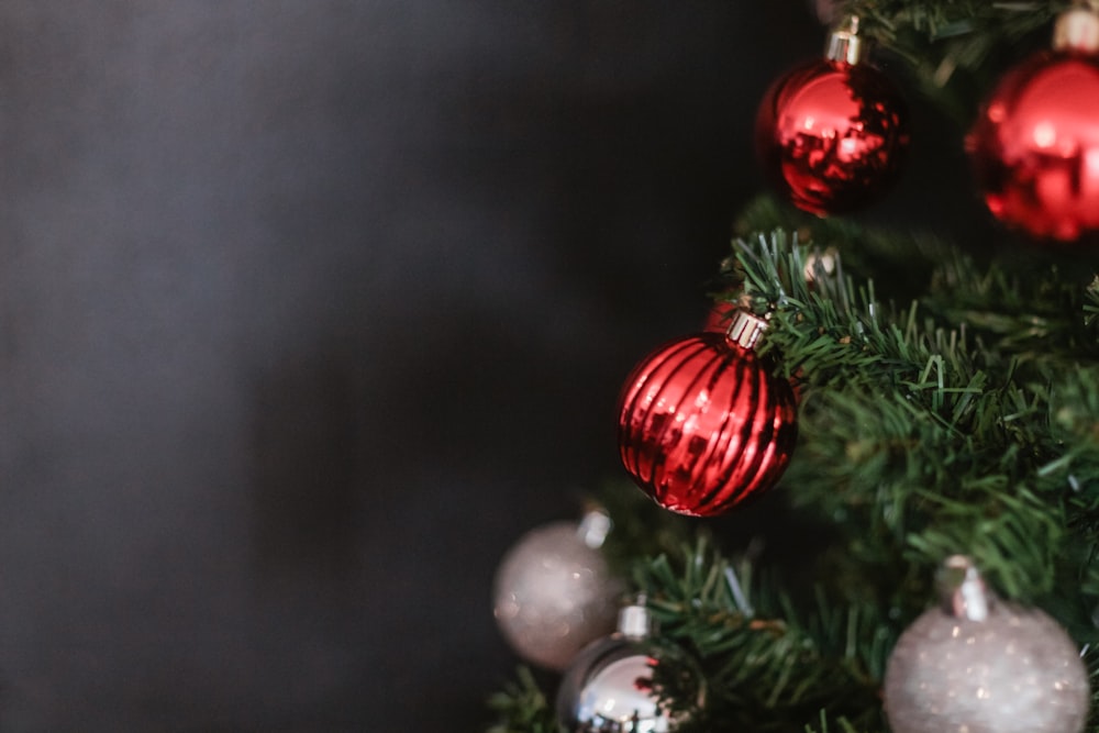 bolas rojas y plateadas en el árbol de Navidad