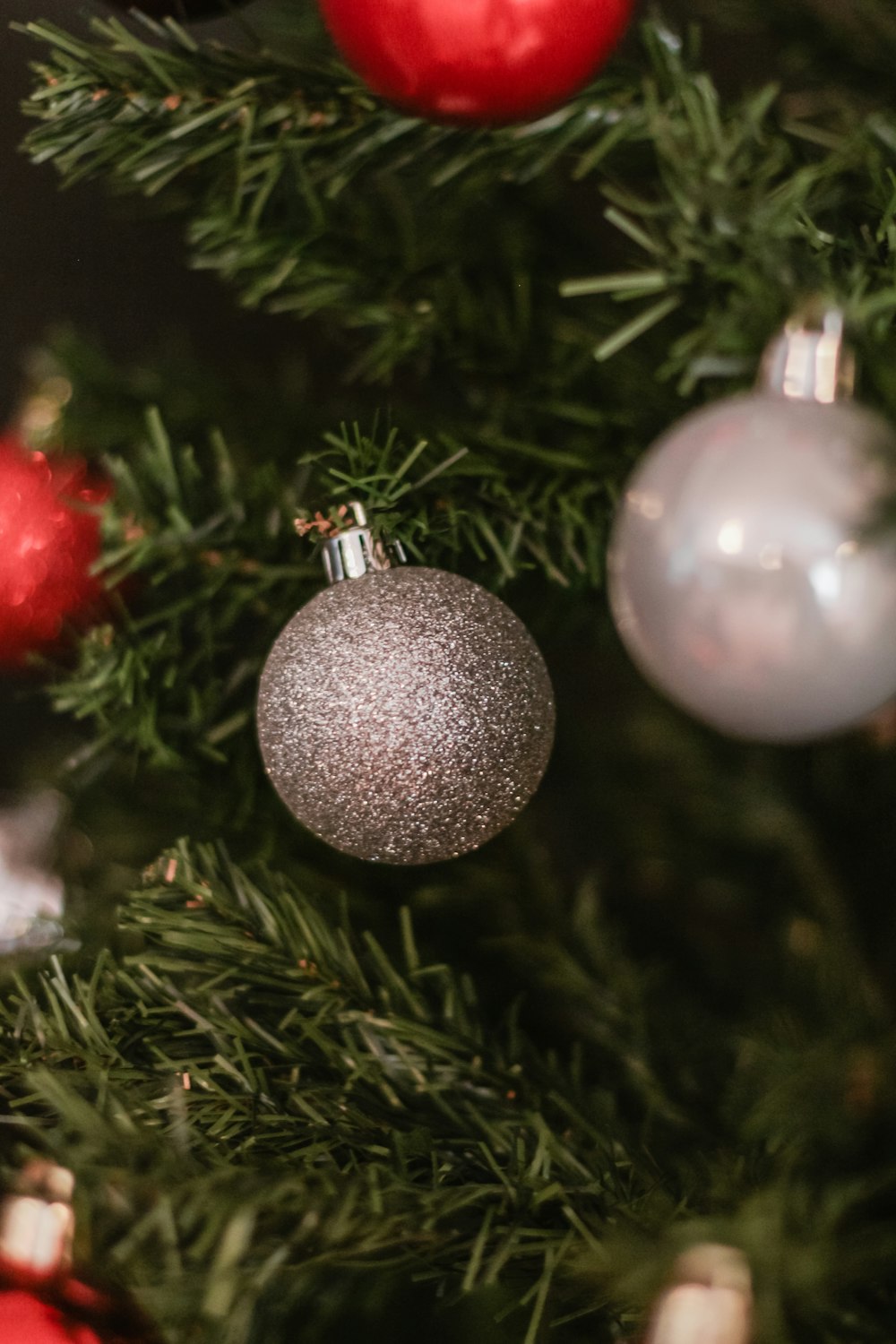 bolas de Navidad grises