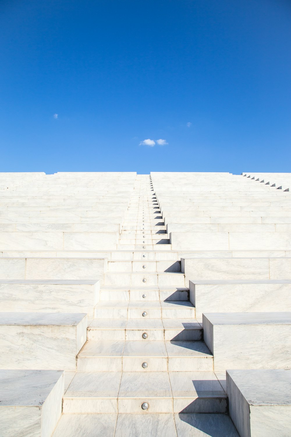 escada de concreto cinza