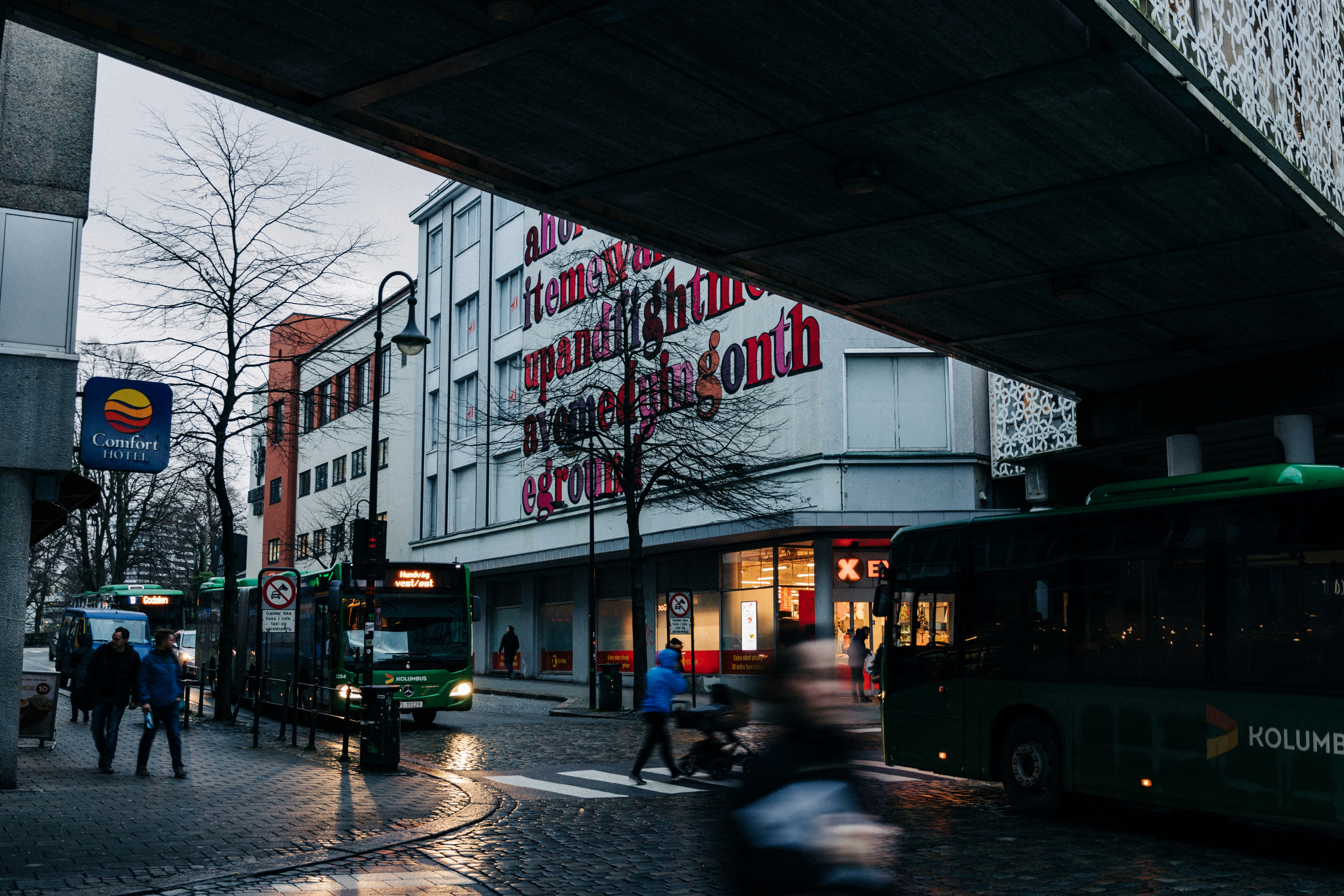 Foto zum Thema Busse fahren durch die Unterführungsstraße Kostenloses