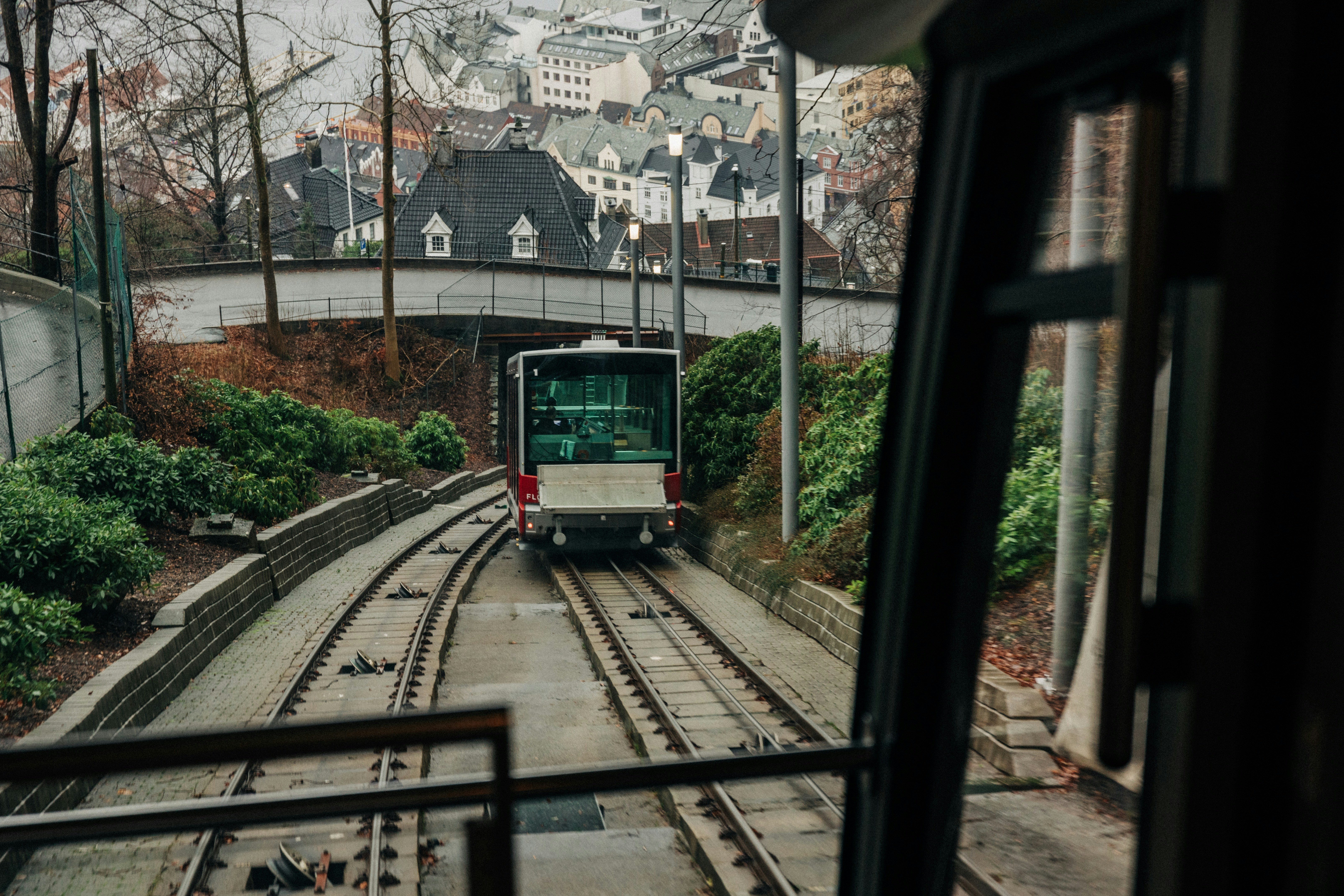 Поезд внутри. Передача городок поезд. Стоянов и олейников городок на железной дороге. Вагон ресторан ржд плацкарт. Вокзал станции валдай.
