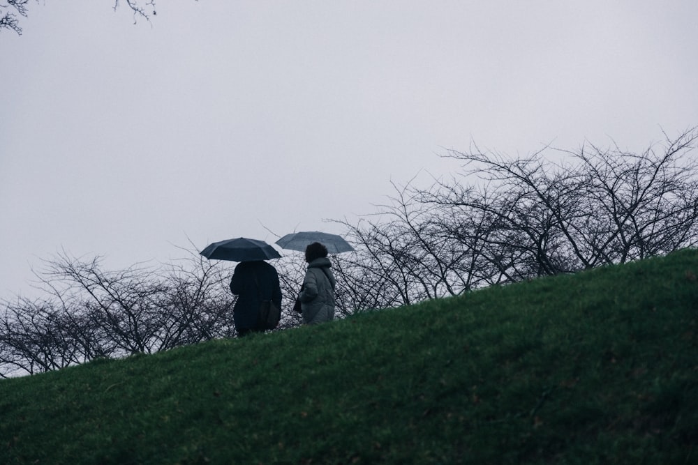 zwei Personen unter dem Regenschirm