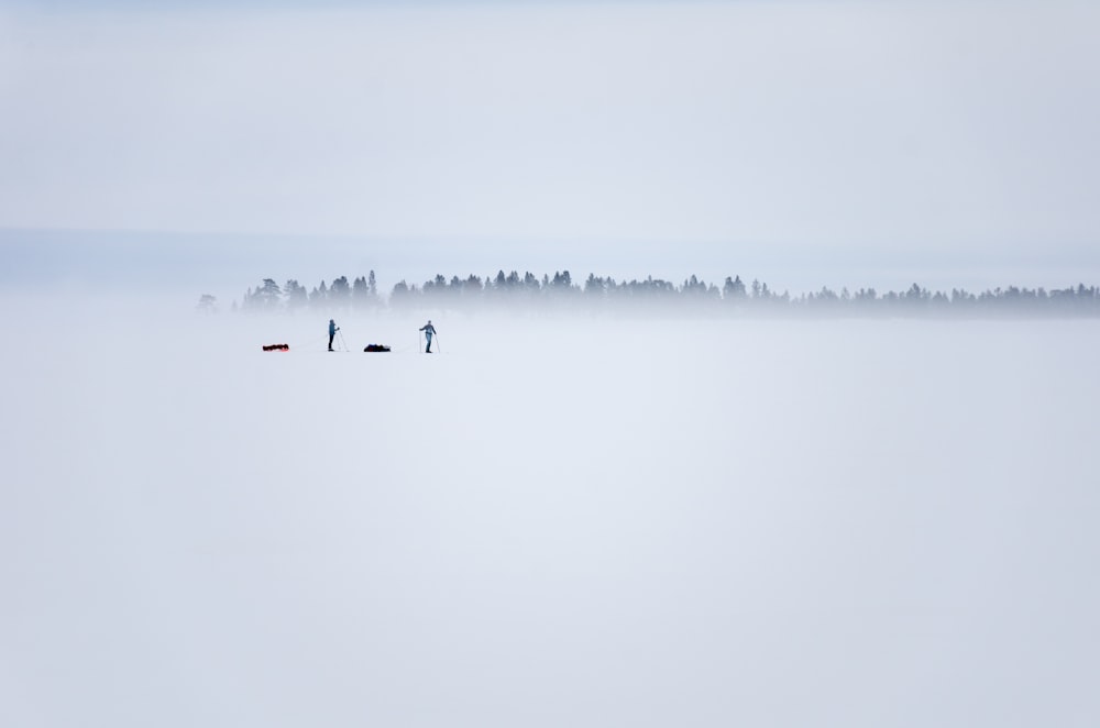 duas pessoas em pé no campo de gelo