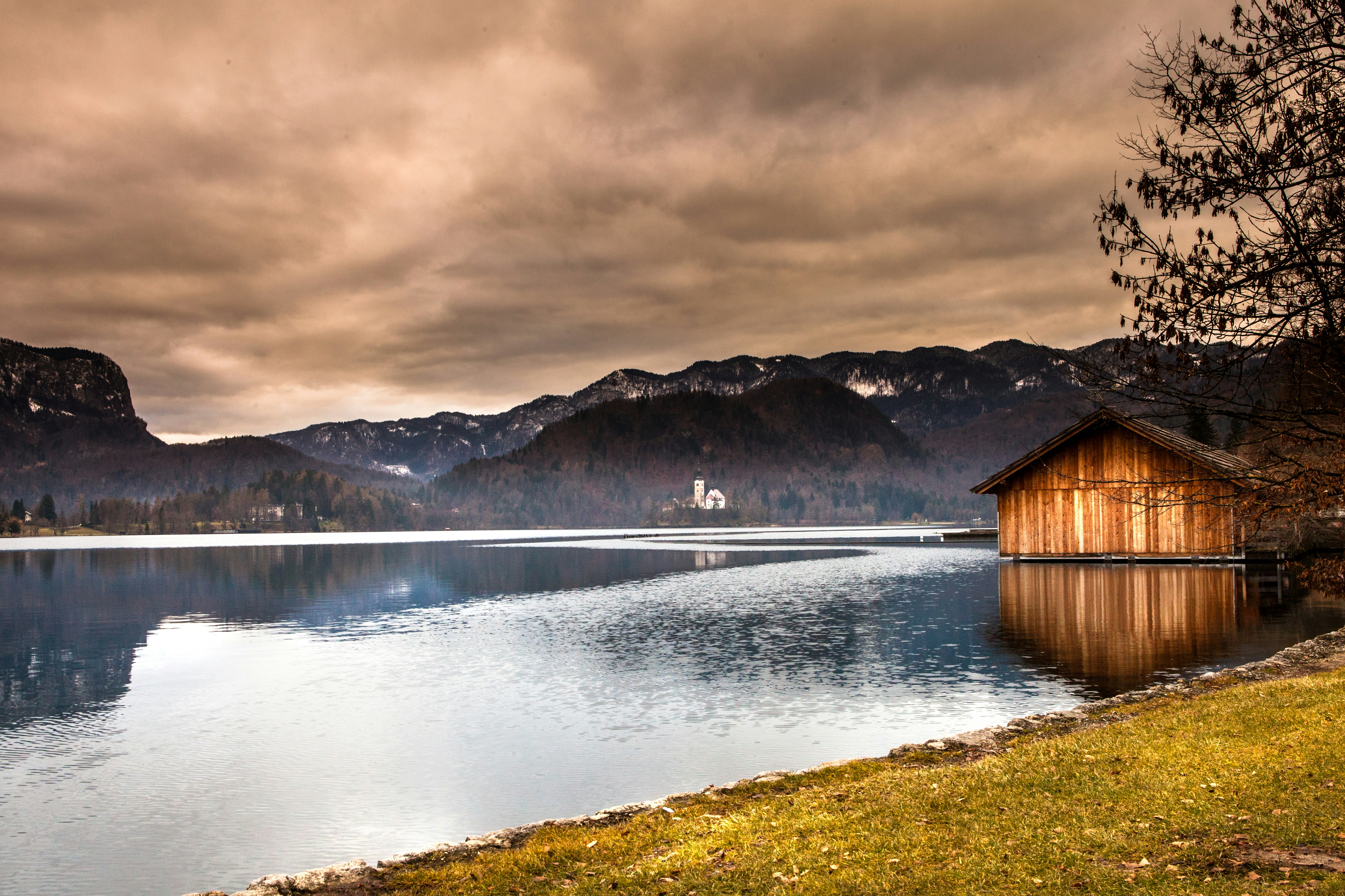 5 Hidden Destination Lakes in Switzerland with Coworking Cabins