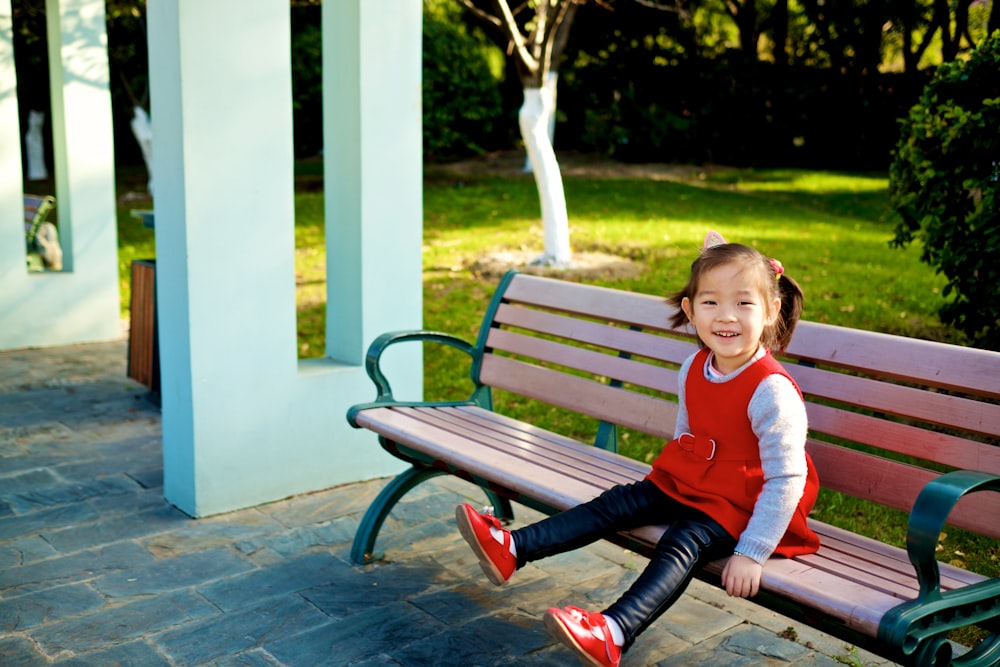 menina sentada no banco