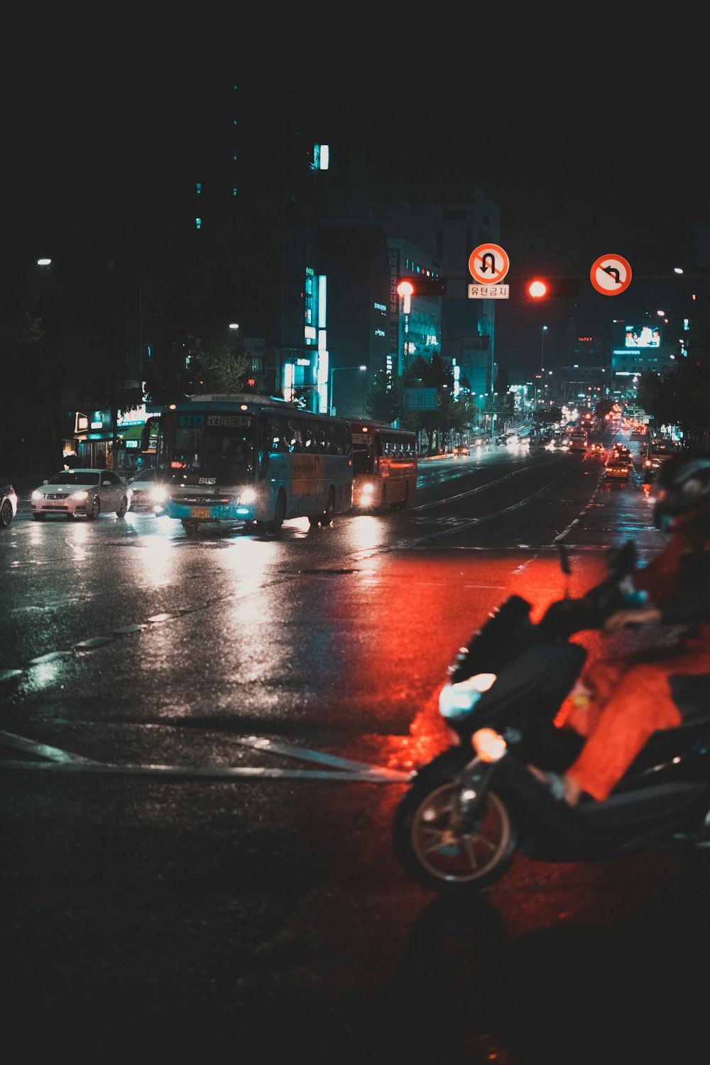 道路上の灰色のモータースクーター