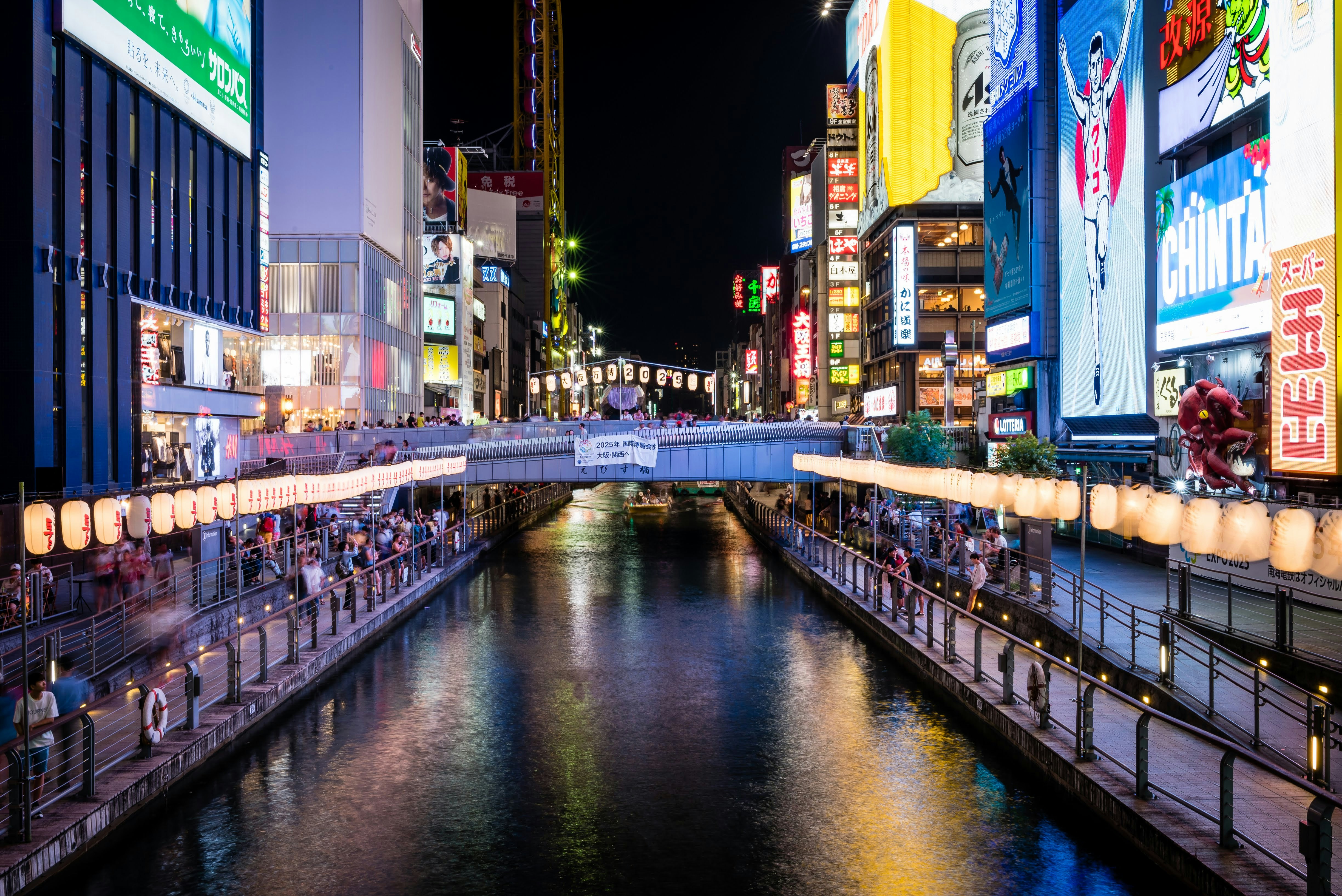 When the sun goes down, Osaka (esaecially Dotombori) becomes a festival of lights and colors.