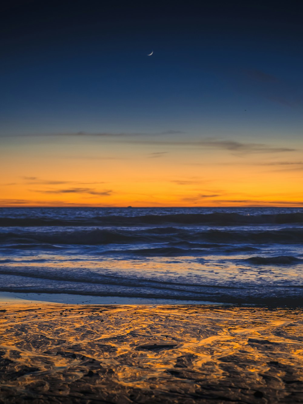 Strand unter blauem Himmel während der goldenen Stunde