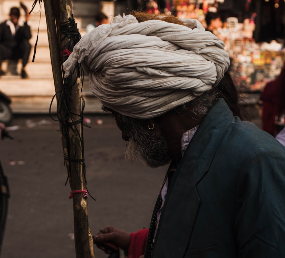 man wearing white turban outdoor