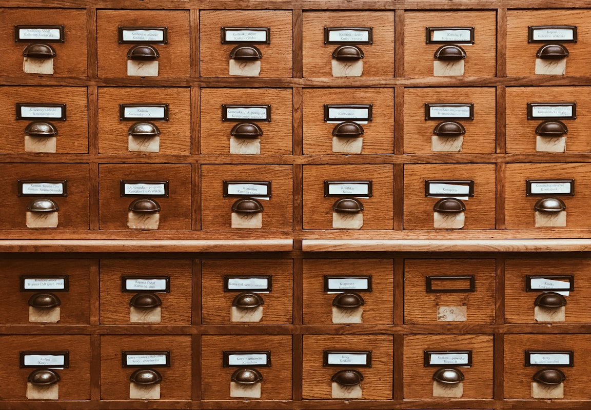 Baies de stockage dans une salle serveur, illustrant la conservation des sauvegardes d’une base de données