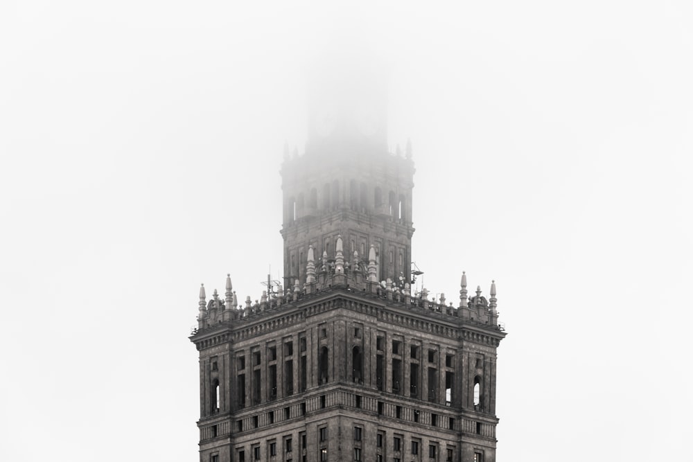 edificio in cemento grigio durante il giorno