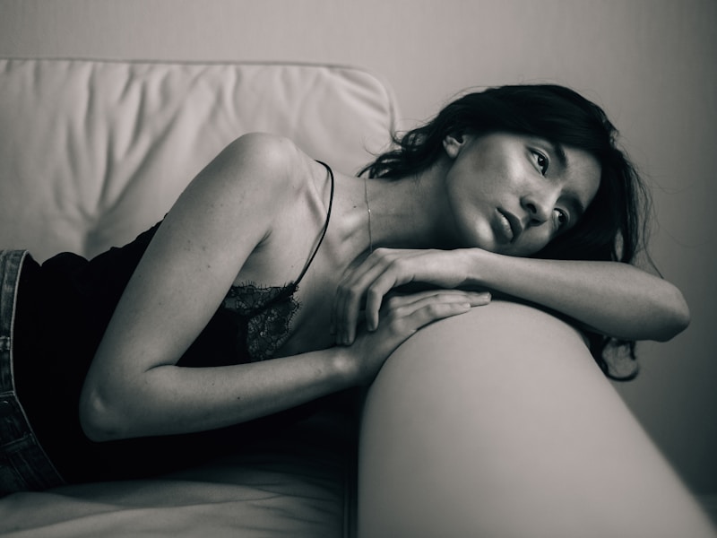 Mujer madura en sofá en blanco y negro