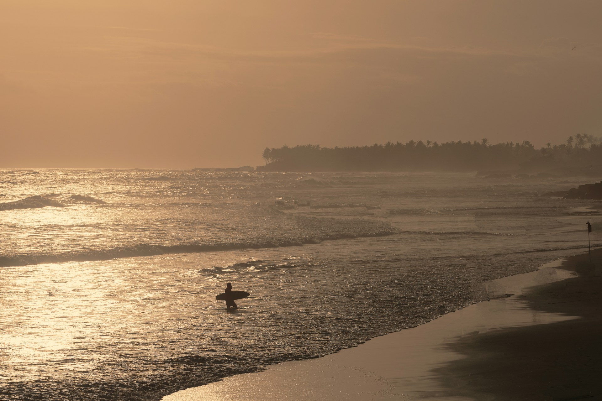 gray computer monitor