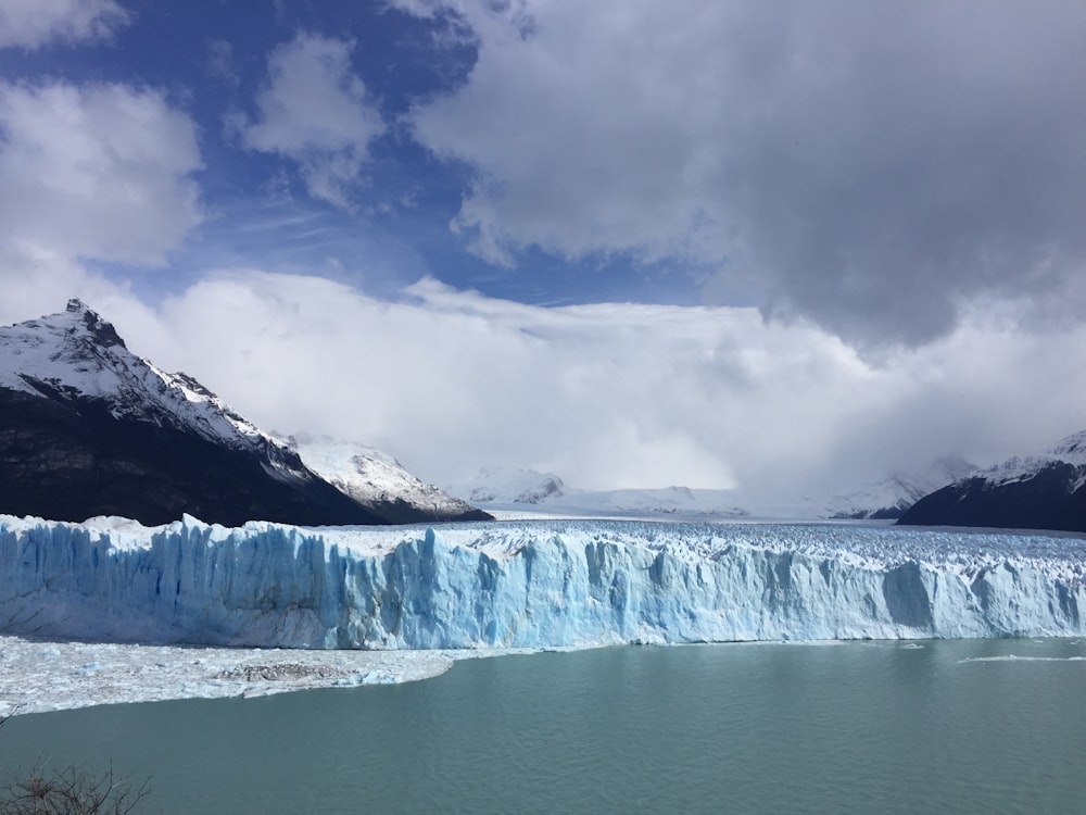 Cubierta montañosa con nieve