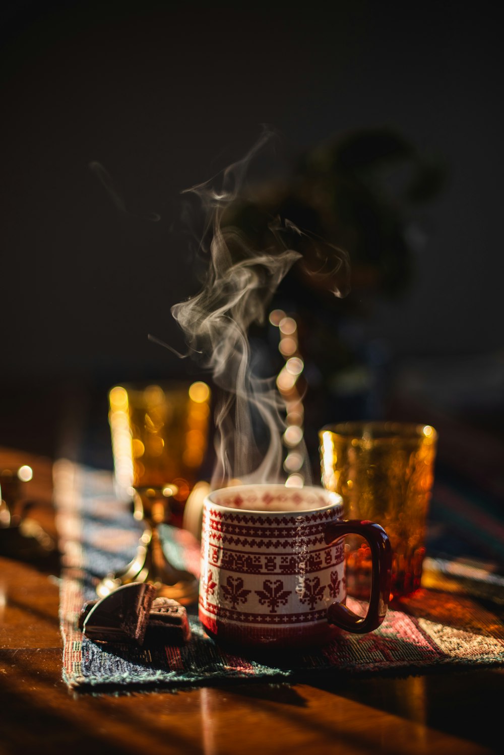 xícara de café de cerâmica branca e preta com café