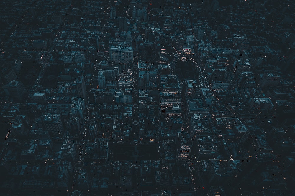 Une vue aérienne d’une ville la nuit