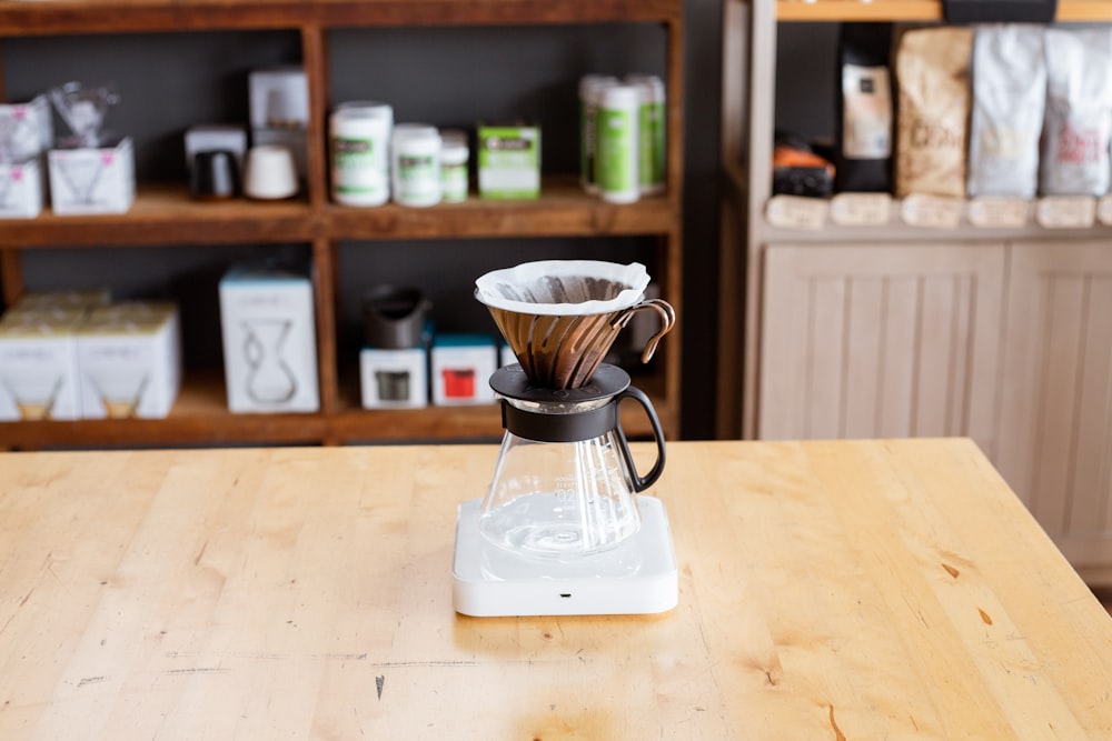 Cafetière en verre transparent sur le bureau