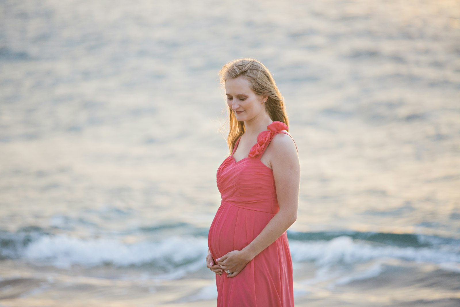Canon EF 70-200mm F2.8L IS III USM sample photo. Pregnant woman standing on photography
