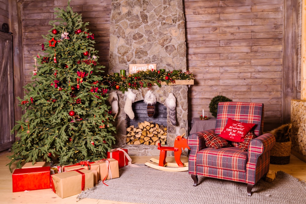 árbol de Navidad verde junto a una silla de sofá marrón y púrpura