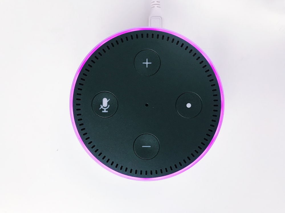 2ª geração preto e roxo Amazon Echo Dot na superfície branca