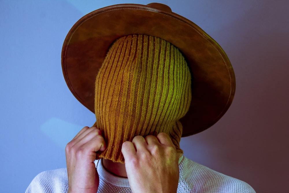 Persona con sombrero marrón