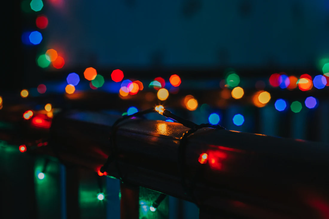 Guirlandes de lumières dorées en bokeh.