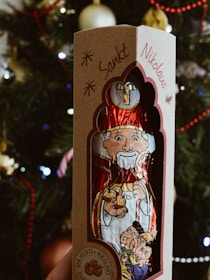 Joachim Peeters in Sinterklaas outfit delivering a personalized video message on a tablet.