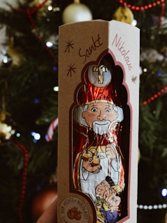 Joachim Peeters in Sinterklaas outfit delivering a personalized video message on a tablet.